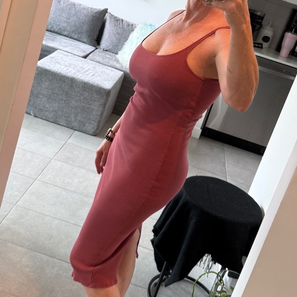 Elegant Sleeveless Ribbed Dress in Rust - Picture 4 of 5